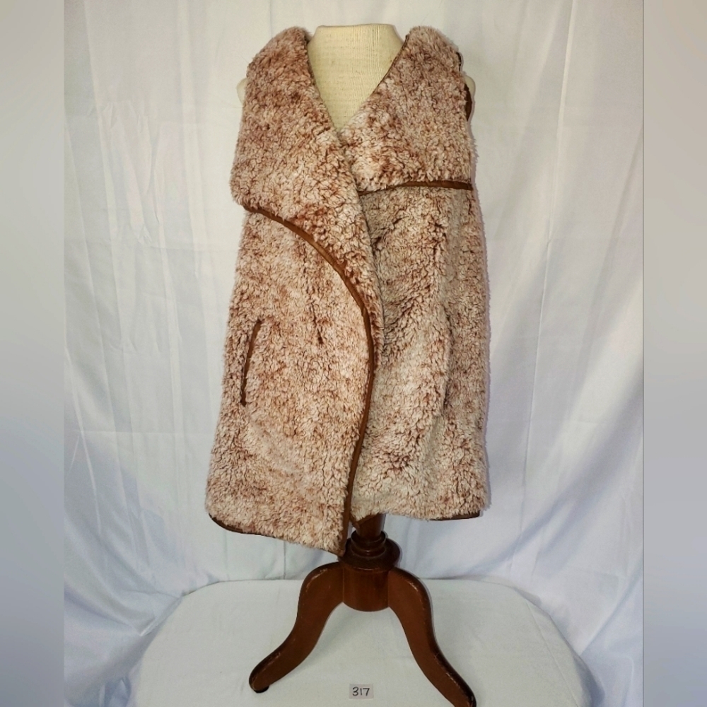 𝅺davi & Dani sherpa Fuzzy super soft Vest with Faux Leather Trim size Medium